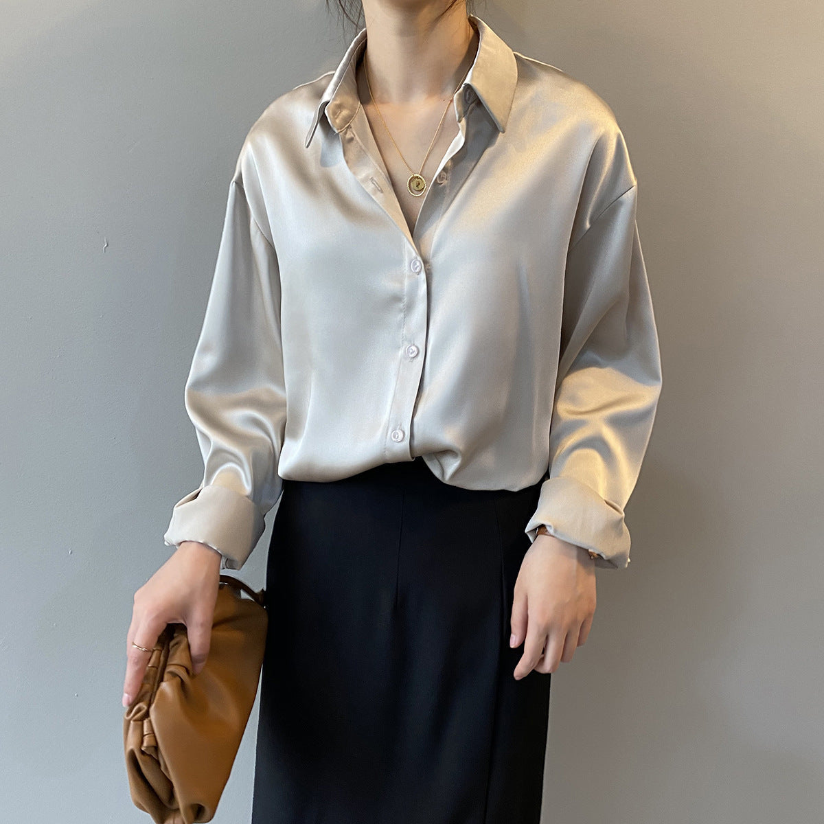 Briana - Elegantní saténová hedvábná blůza s knoflíkovou legou pro dámy