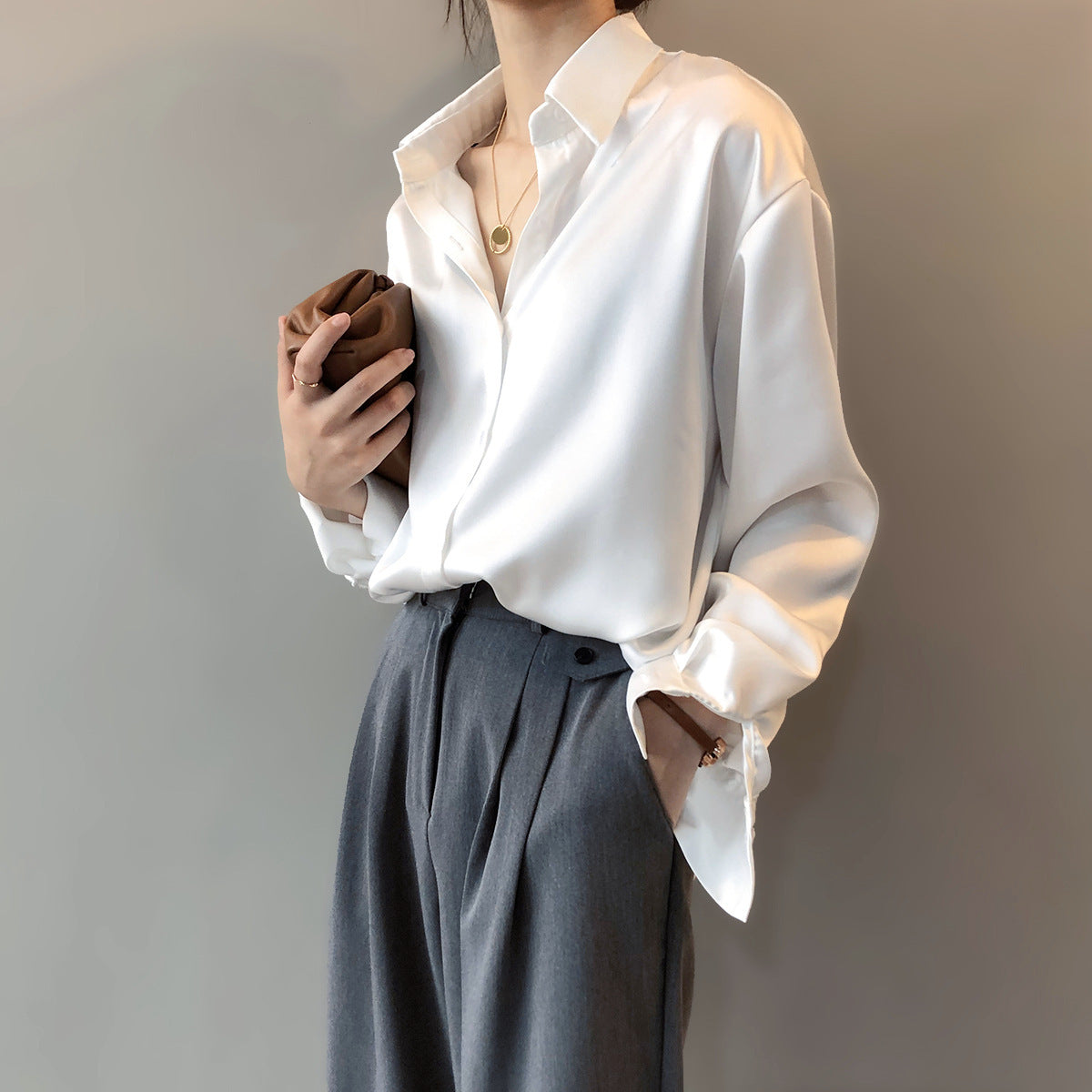 Briana - Elegantní saténová hedvábná blůza s knoflíkovou legou pro dámy